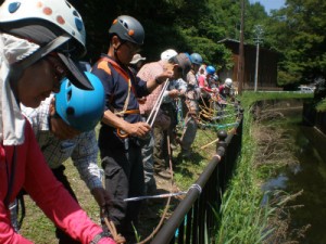 水路の柵は、よい練習場所。