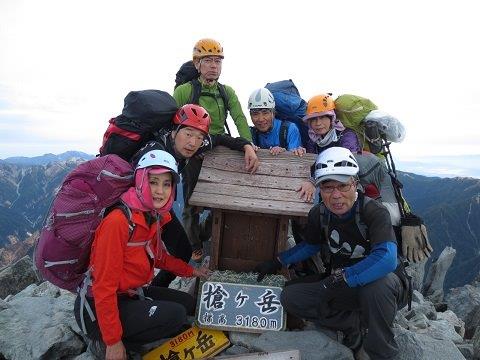 頂上に到着しました。右下の祠の横に出て来ます。大勢の登山者から感嘆の声と大きな拍手を頂きました。