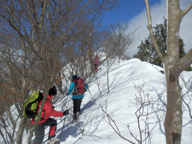 小さいながらも雪庇が張り出す山頂直下の尾根。