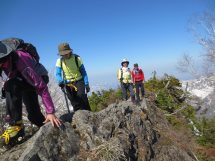 冬瓜山のナイフリッジ。今年は雪が無いのでかえって歩きにくい