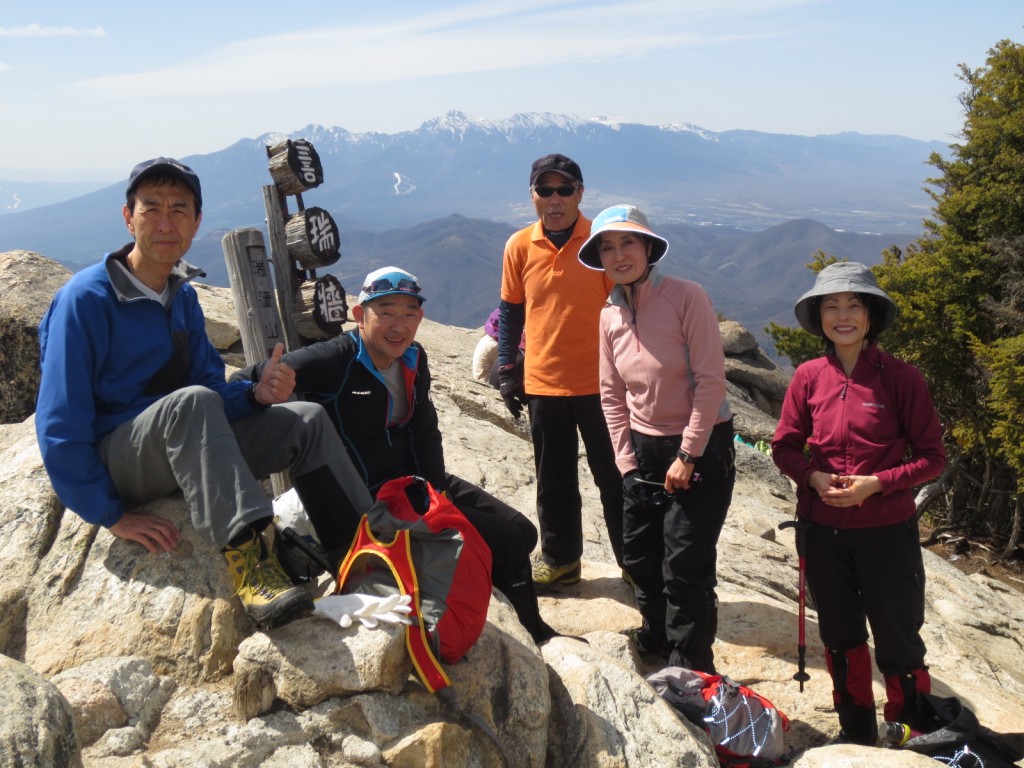 瑞牆山登山道大ヤスリ岩付近