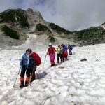 大雪渓にて（雪面は波上に固まっており歩きにくい）