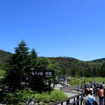 山頂駅前の坪庭、青空がまぶしい