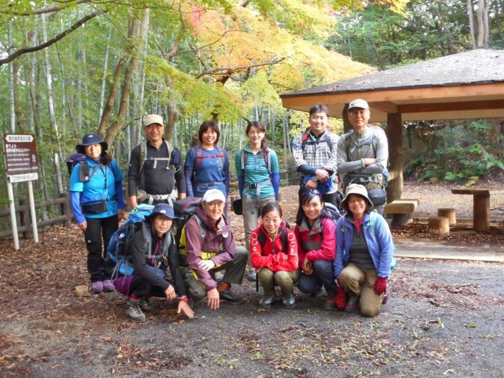 紅葉をバックに集合写真